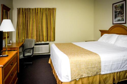 Cama o camas de una habitación en Travelodge by Wyndham St. Louis