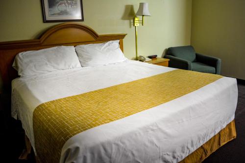 Cama o camas de una habitación en Travelodge by Wyndham St. Louis