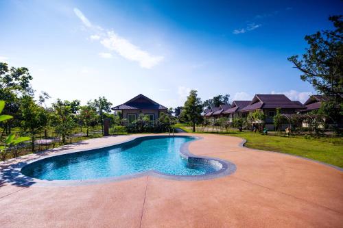 een afbeelding van een zwembad in een huis bij Mae Faek Villas in San Sai
