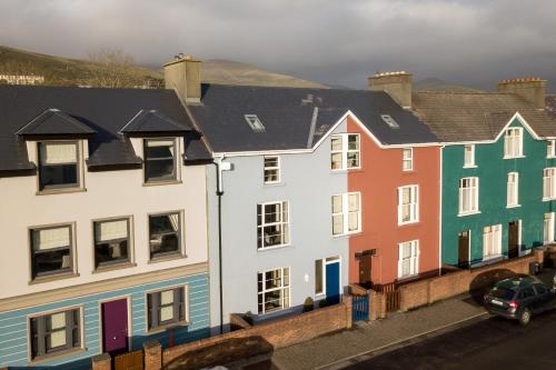 uma fila de casas coloridas numa rua em Harbour Haven em Dingle