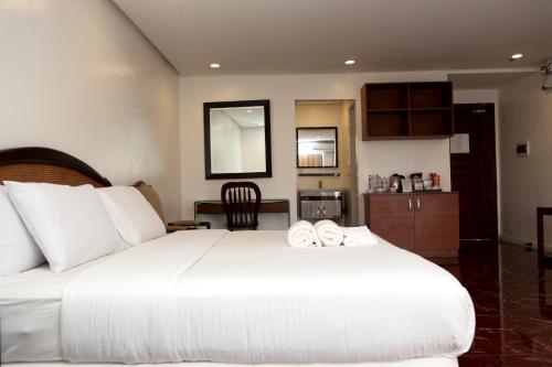Un pat sau paturi într-o cameră la Centtro Residences