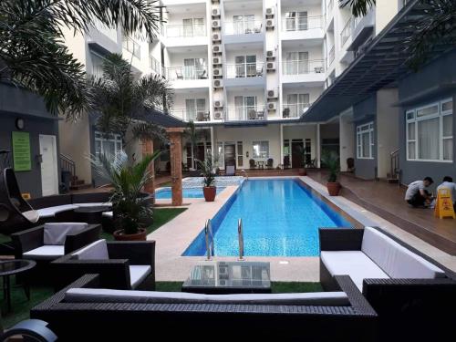 Piscina de la sau aproape de Stunning new condo in exclusive La Grande resort