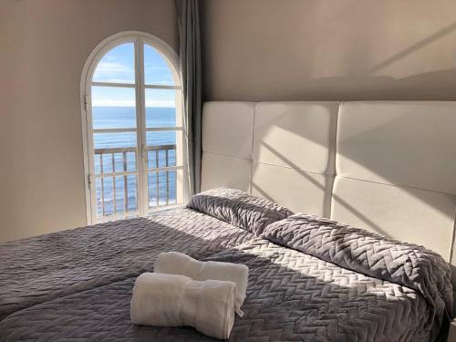 Un pat sau paturi într-o cameră la BALCON DEL MAR 2-3 A, APARTAMENT ON THE BEACH FRONT