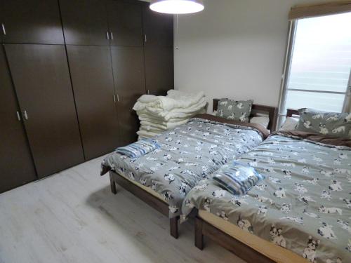 una camera con un letto e un comò di カメリア府中202号室 a Fuchū