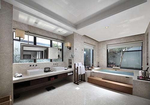 Bilik mandi di Elite Spring Villas