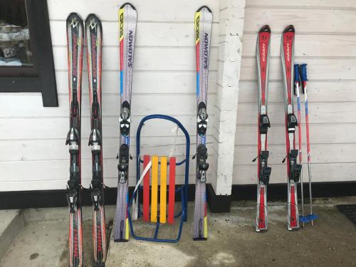 a group of skis leaned up against a wall at Villa Medova in Kosiv