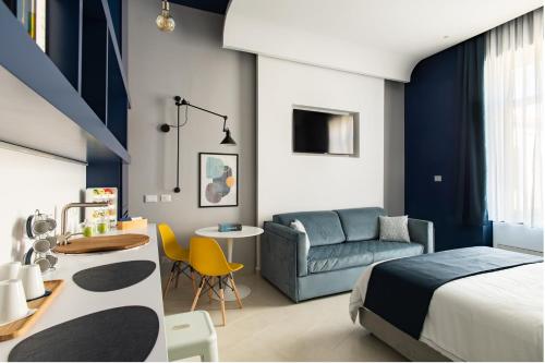 - une chambre avec un lit, un canapé et une table dans l'établissement My Lodge Italy Centro Storico, à Naples