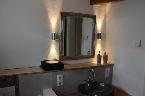 un baño con lavabo y espejo en Ferienhaus May, en Utzenhain