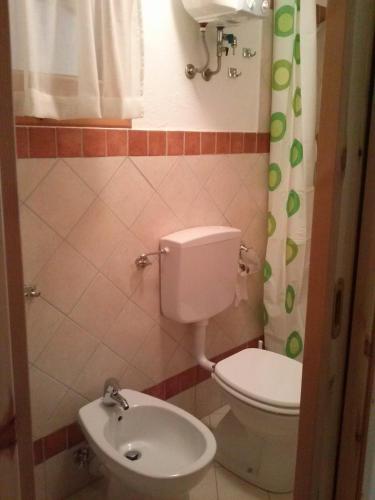 a small bathroom with a toilet and a sink at La casa di Teresa in Pragelato