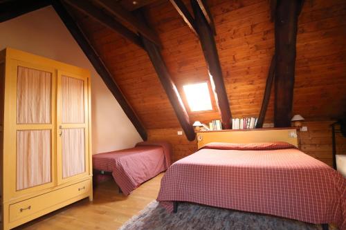 a bedroom with two beds in a wooden cabin at Bella Vigezzo in Craveggia
