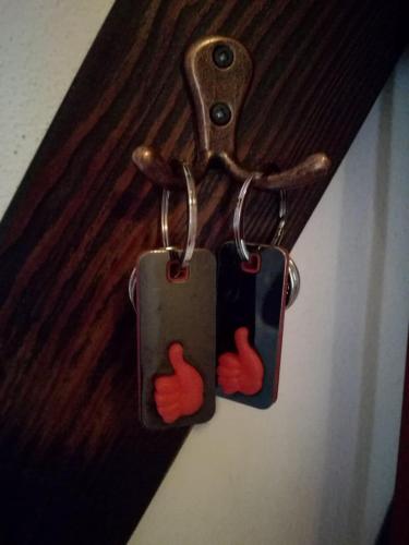 two tags hanging from a pair of scissors at Apartmán Alice in Jablonec nad Jizerou