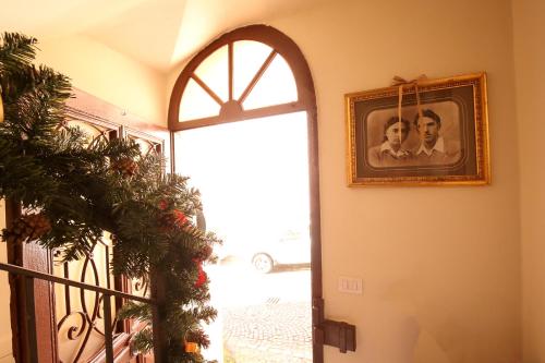 a picture of two people on a wall next to a door at Bella Vigezzo in Craveggia