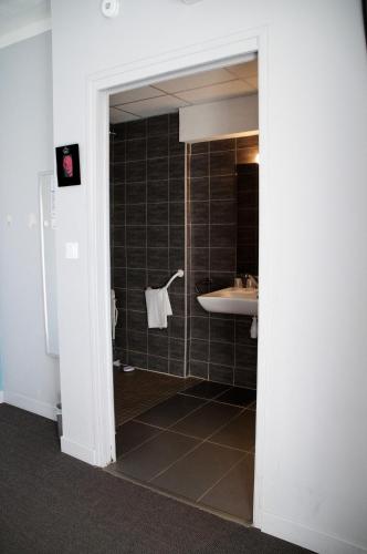 une salle de bain avec un lavabo, des toilettes et un miroir dans l'établissement Hotel Bleu Azur, à Argelès-sur-Mer