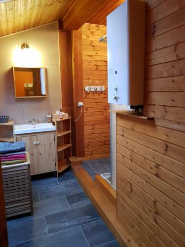 Kylpyhuone majoituspaikassa Chalet des pins d'Autriche