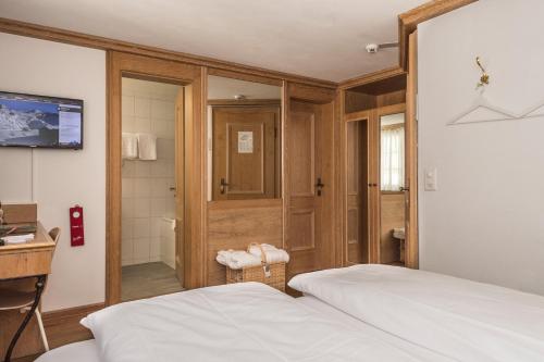 Hotel Bella Vista Zermattにあるベッド