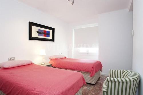 Ένα ή περισσότερα κρεβάτια σε δωμάτιο στο Penthouse Frontline Apartment Next to Beach