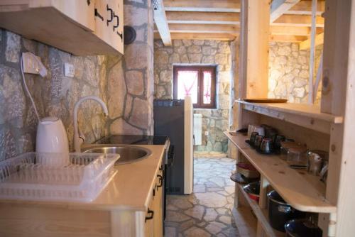 La cuisine est équipée d'un évier et d'un réfrigérateur. dans l'établissement BB Etno House, à Kolašin