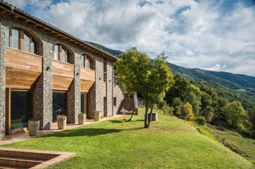 Vista generica sulle montagne o vista sulle montagne dall'interno del bed & breakfast
