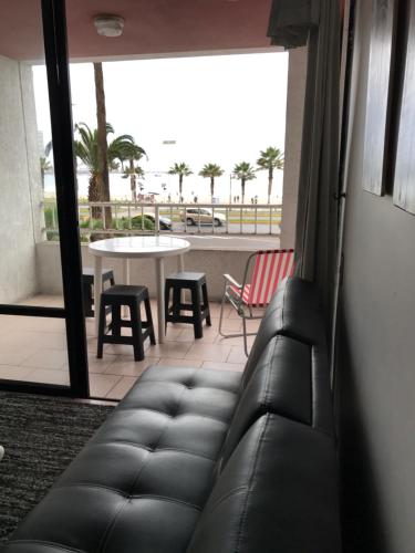 een woonkamer met een bank en een tafel bij Amunátegui 2090 Iquique in Iquique