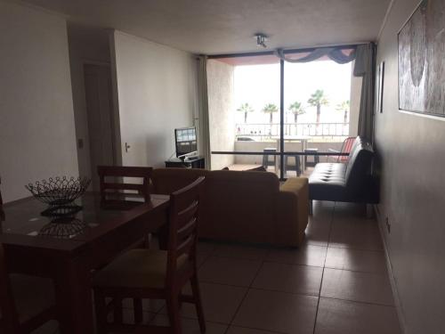 een woonkamer met een bank en een tafel bij Amunátegui 2090 Iquique in Iquique