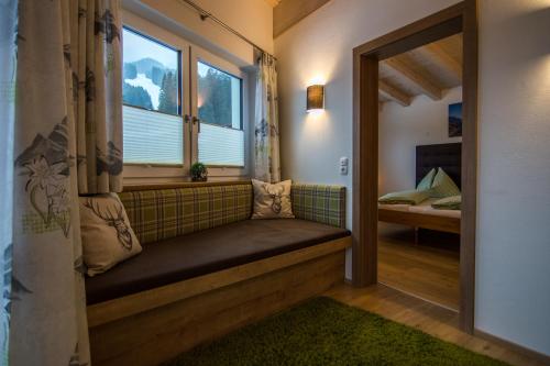 a small window seat in a room with a bed at Ferienwohnung Lechleitner in Reutte