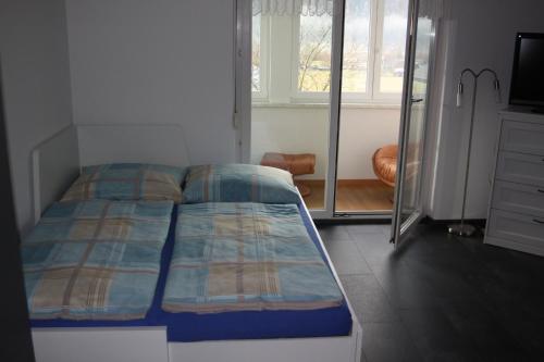 Cama pequeña en habitación con ventana en Ferienwohnung Haus Cerny en Bad Goisern