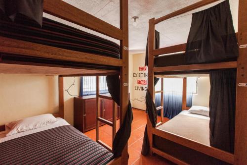 מיטה או מיטות קומותיים בחדר ב-Papachos Hostel