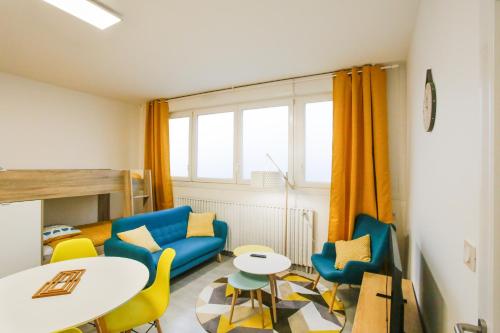 un salon avec une table et des chaises dans l'établissement Scandin'appart, à Saint-Sébastien-sur-Loire