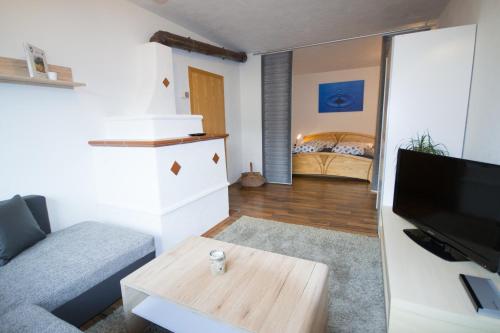 een woonkamer met een bank en een tv bij Ferienwohnung Plattner in Schmirn