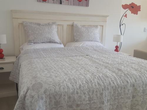 布宜諾斯艾利斯的住宿－Cerca de Todo ARG，卧室配有白色的床和2个枕头