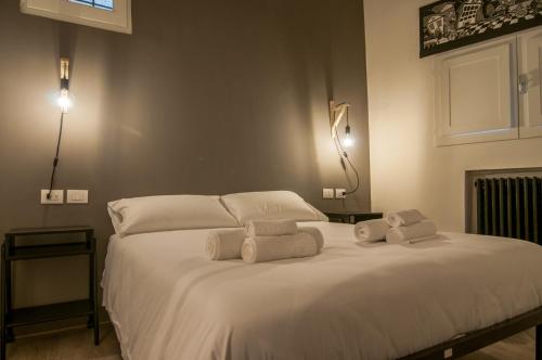 um quarto com uma cama com toalhas em Umbrian Concierge - Factory House La Viola em Perugia