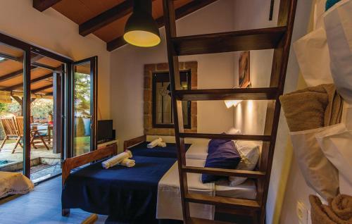 um quarto com um beliche e uma escada em Apartment Miran, Barbariga, Istria em Barbariga