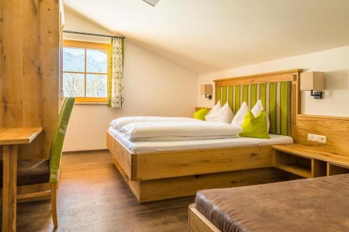 ein Hotelzimmer mit 2 Betten und einem Schreibtisch in der Unterkunft Unterrainhof in Kleinarl