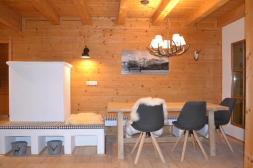 uma sala de jantar com mesa e cadeiras em Chalet Königsstand em Garmisch-Partenkirchen