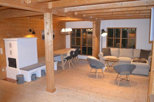 uma sala de estar com um sofá, uma mesa e cadeiras em Chalet Königsstand em Garmisch-Partenkirchen