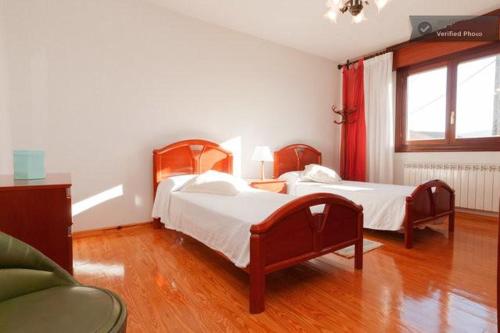1 dormitorio con 2 camas y sofá en Casa Bahía Santander en Pedreña