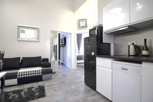 LEA APARTMENT - FREE PARKING in front for 2 cars