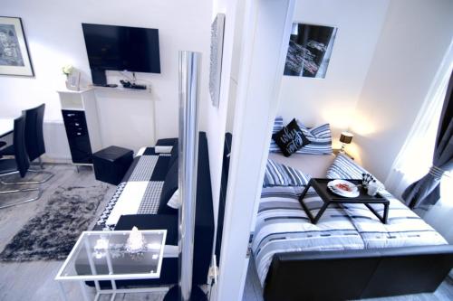 LEA APARTMENT - FREE PARKING in front for 2 cars