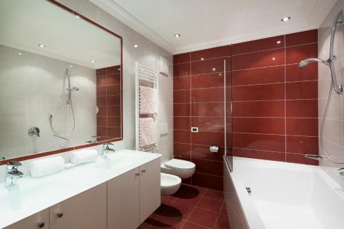 uma casa de banho com um lavatório, um chuveiro e um WC. em Residence Isabell em Selva di Val Gardena