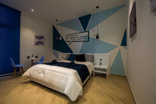 una camera con letto e parete blu e bianca di B&B Luna per te a Benevento