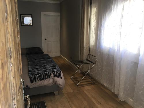 a small bedroom with a bed and a window at Hotel El Milagro in Pisco Elqui