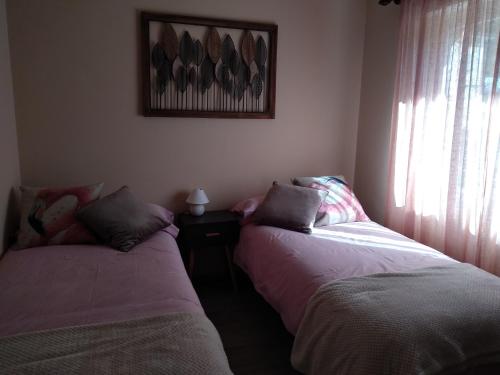 カンガス・デ・オニスにあるLa Konerieのベッド2台が隣同士に設置された部屋です。