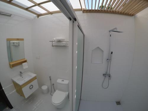 Kylpyhuone majoituspaikassa Thoddoo Inn