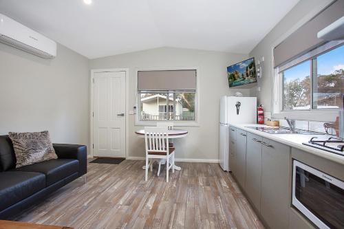 Η κουζίνα ή μικρή κουζίνα στο Horsham Riverside Caravan Park