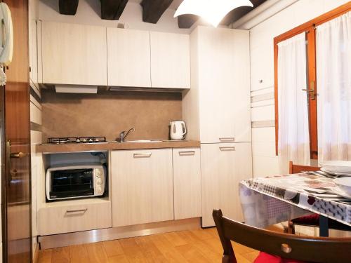 Η κουζίνα ή μικρή κουζίνα στο San leonardo