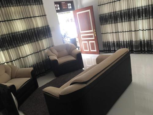 a waiting room with two chairs and a couch at Villa N in Unawatuna