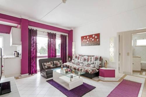 Een zitgedeelte bij ★Purple Flat★Close to beach and Party|Free Parking