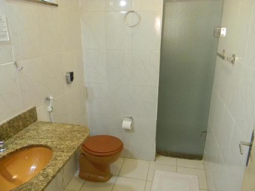 uma casa de banho com um WC, um lavatório e um chuveiro em Hotel Americano no Rio de Janeiro