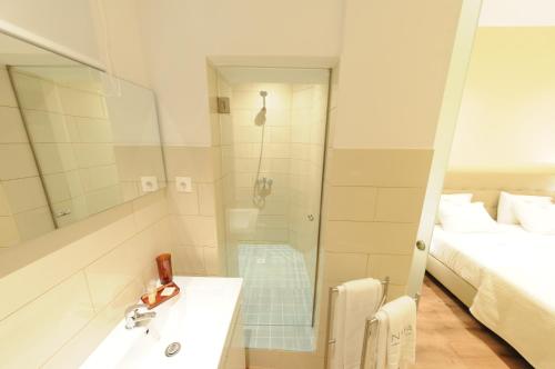 Et badeværelse på Naya-Downtown Guesthouse