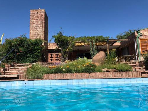 una piscina frente a una casa en Homero y Martín Coronado en Villa Carlos Paz